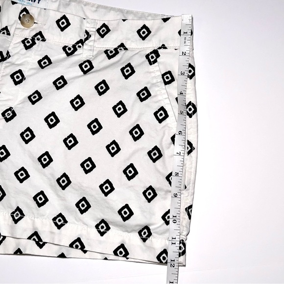 Old Navy Geometric Chino Shortie Shorts Black White Women’s 10 EUC - Picture 14 of 16